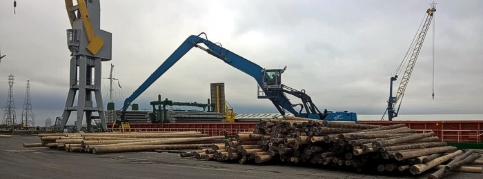 Discharging telegraph poles at the Port of Boston